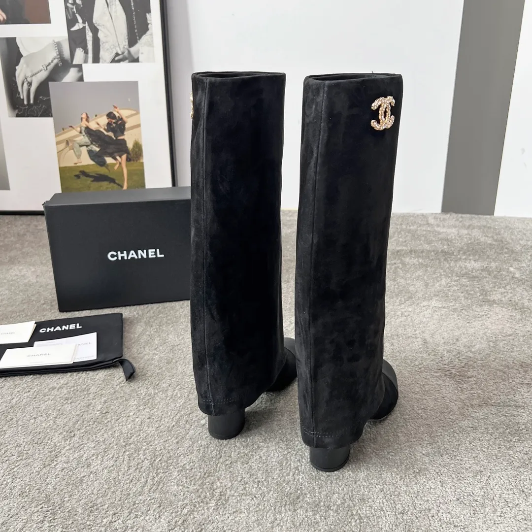 👟👟Ex-factory price 1000👟👟 High version of Chanel CHANEL, 🌞🌞🌞Xiaoxiang’s latest boots for autumn and winter 2025, a must-have item for this autumn and winter! ! Ms. Chanel loves simple yet irresistible combinations to show her unique style. Mix and match freely to shine⚡Follow Grandma’s fashion steps! ! ! The top-notch craftsmanship and texture are perfectly presented. No matter any details, you can compare them with the counters. The best quality products can be entered and exited from the counters at will! ! ❶Material: imported cowhide/sheep leather ❷Inner lining: cowhide lining ❸Foot pads: cowhide lining ❹Outsole: original Italian leather outsole ❺Heel height: 5.5cm ❻Boot shaft height: 15 inches ❼Number: 35-40 (40 and 41 are customized and non-refundable)